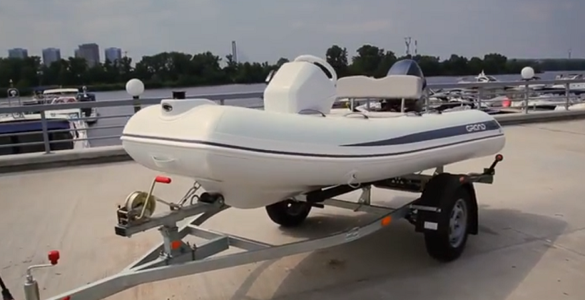 перевозка лодки автомобильным прицепом